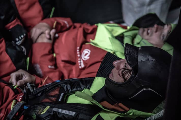   Épuisement total : lorsque les navigateurs et navigatrices ont l'occasion de se reposer un peu, ils n'ont souvent pas le temps de dormir, car la prochaine manœuvre est déjà prévue. Ici, Justine Mettraux et Fabien Delahaye de Dongfeng.