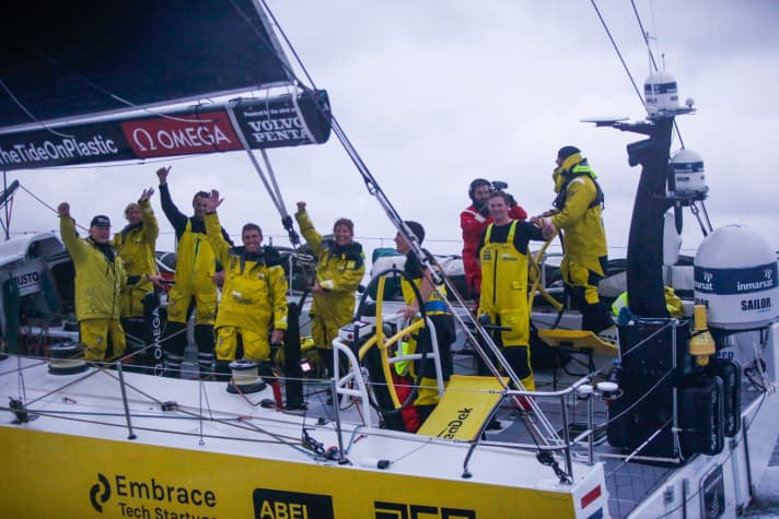   Voilà à quoi ressemblent des vainqueurs fatigués mais ravis : Team Brunel après la victoire d'étape et avant la finale la plus passionnante de l'histoire de la Volvo Ocean Race.