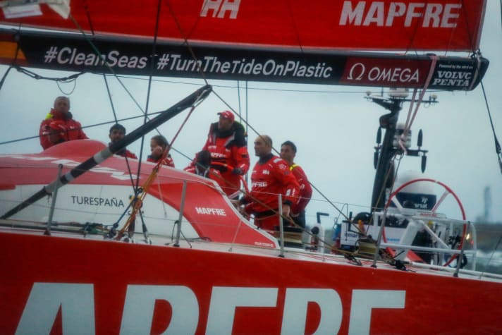   You can see it on their faces: Xabí Fernandez' team Mapfre knows that they are beaten by Brunel in the battle for the stage win