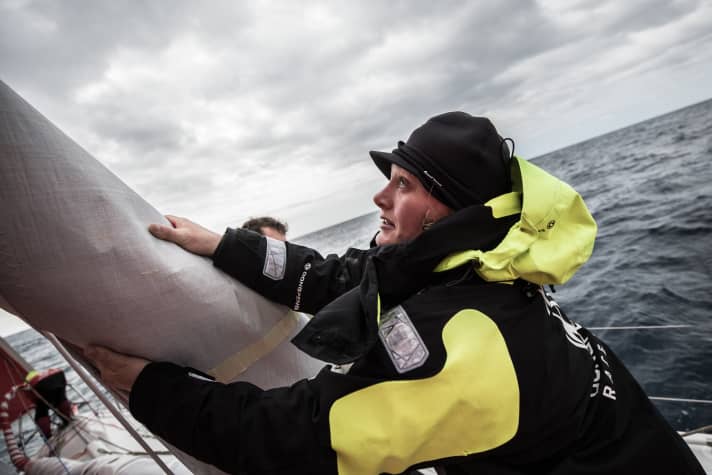   La navigatrice de Dongfeng et championne du monde de Nacra17, Marie Riou, descend le MHO. Son équipe lutte avec Team Brunel pour la victoire d'étape