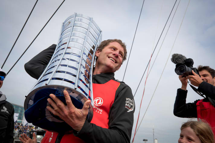   Le trophée est à lui : Charles Caudrelier le tient fermement