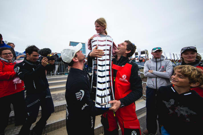   Cosa si può fare con un trofeo da vincitore...