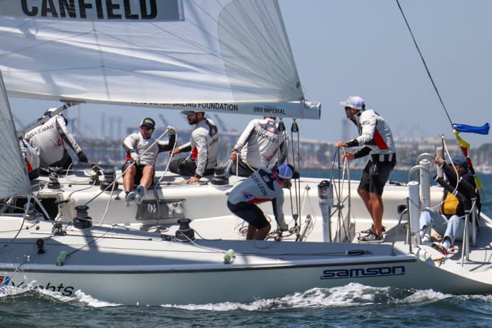   Taylor Canfield nella sua tipica posizione al timone di gara