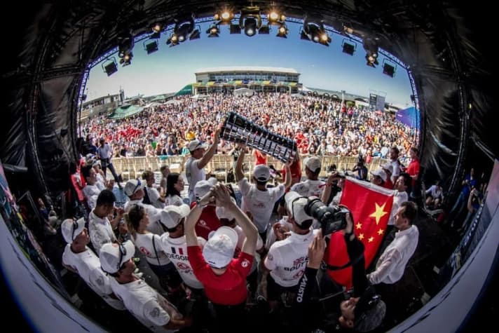   Nach dem Dongfeng-Sieg werden das Team und vor allem Lokalmatadorin Carolijn Brouwer in Holland wie Superstars gefeiert