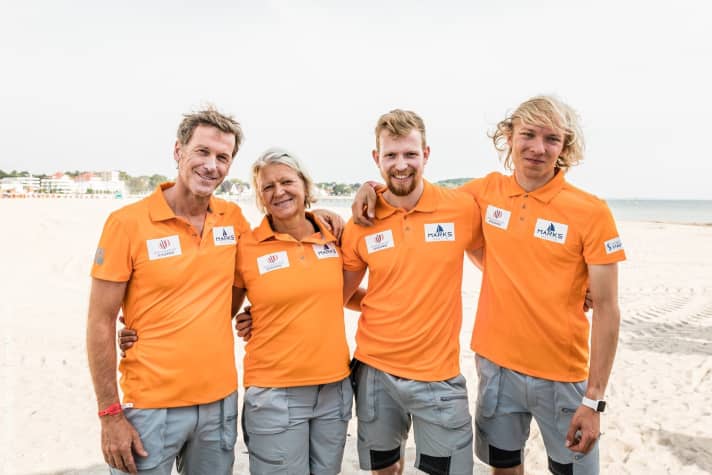   Il team dello Schlei-Segel-Club con il timoniere Andreas Willim, la tattica Suzanne Willim, Timm Schönig e Knud Schröter ha raggiunto il secondo posto al largo di Travemünde con ottime prestazioni, mancando di poco la vittoria.