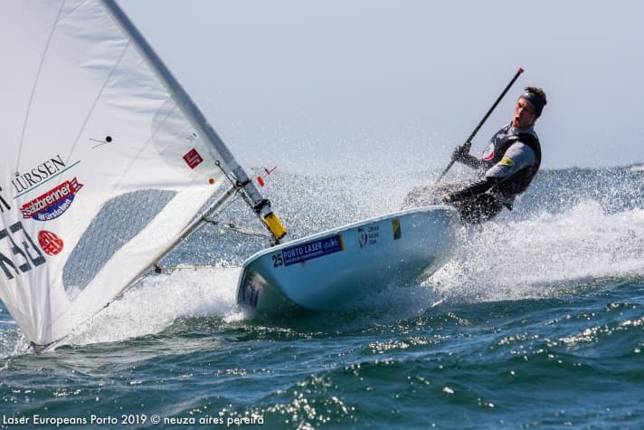   Grande immagine di Nik Aaron Willim, che si trova al 41° posto nell'enorme campo di regata del Laser.