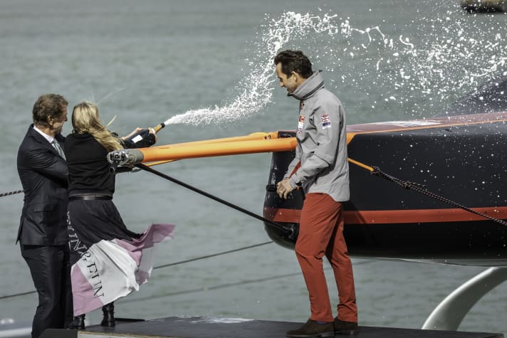   Julia Ratcliffe, figlia del fondatore e proprietario del team Jim Ratcliffe, ha battezzato "Britannia" il 4 ottobre a Portsmouth. Sir Ben Ainslie guarda da vicino...