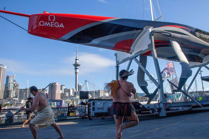   Présenté avec une cérémonie classique Māori : "Te Rehutai" avec Auckland en toile de fond