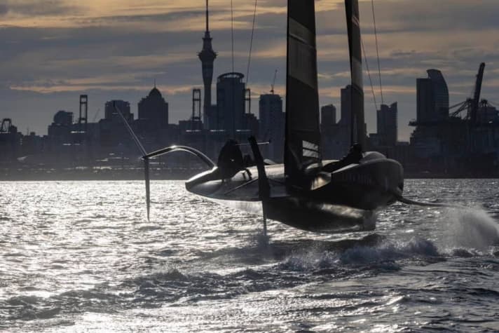   Vor der Kulisse des aktuellen America's-Cup-Heimathafens Auckland: das Luna Rossa Prada Pirelli Team im Training