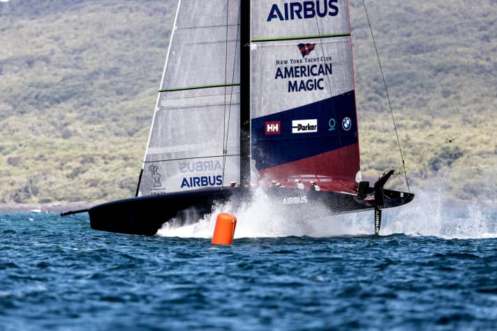   "Patriot" und das Team American Magic im Training vor Auckland