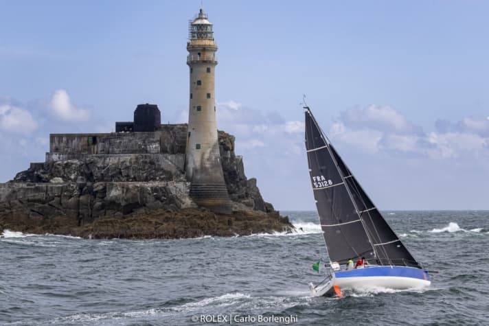   Die JPK10.30 "Léon" am Fastnet-Felsen