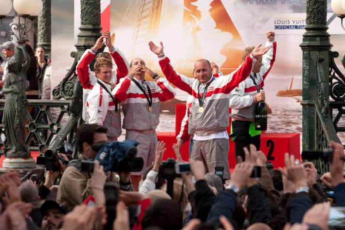   Zweiter und dennoch Sieger: Luna Rossa bekam nachträglich den Gesamtsieg bei der America's Cup World Serie zugesprochen, nachdem Oracle/Spithill Punkte aberkannt wurden