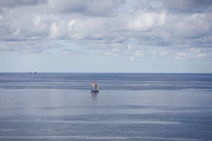   Image symbolique : La jeune équipe de Dee Caffari a été rattrapée par les deux bateaux rouges - Mapfre et Dongfeng - juste avant l'arrivée et a perdu une place sur le podium qu'elle pensait acquise.