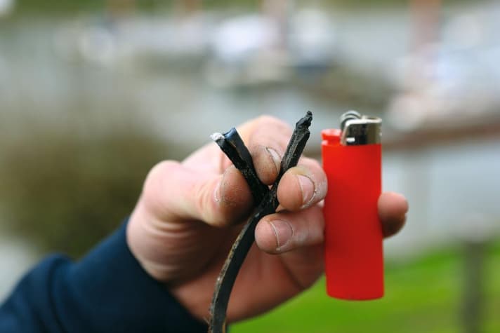   Cosa c'è nel giunto? È essenziale sapere se sono stati utilizzati prodotti siliconici durante la riverniciatura. È sufficiente dare fuoco al vecchio materiale sigillante. I prodotti siliconici, bruciando, lasciano una cenere bianca. Se invece si formano dei residui neri, non si tratta di silicone. Se è stato utilizzato per la stuccatura delle fughe, è necessario utilizzare nuovamente un prodotto a base di silicone per la nuova stuccatura, poiché altri sigillanti non sono in grado di resistere.