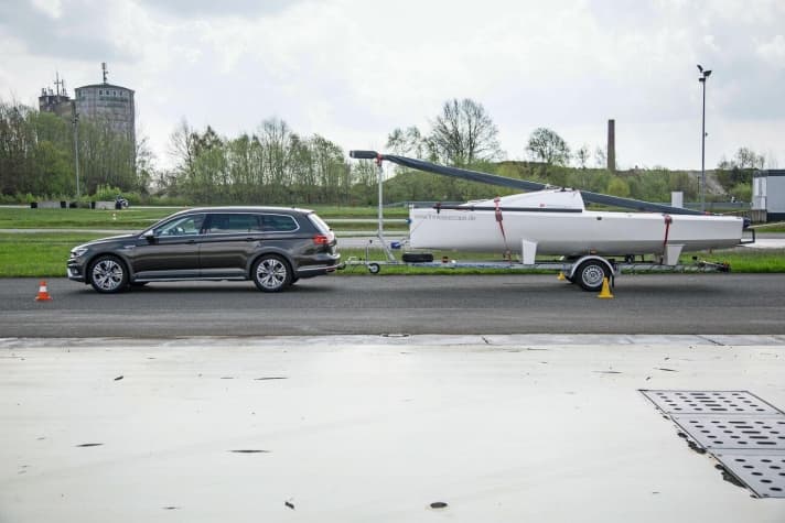 Il en va tout autrement dès que la vitesse double (60 km/h) : La distance de freinage a quadruplé