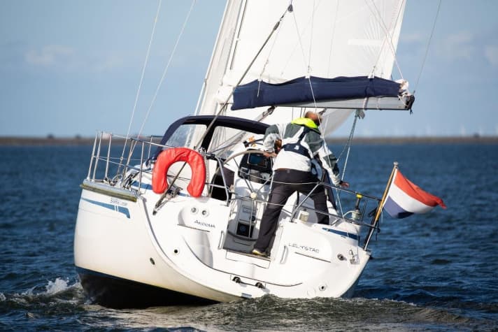   Die Bavaria 30 unter Segeln.