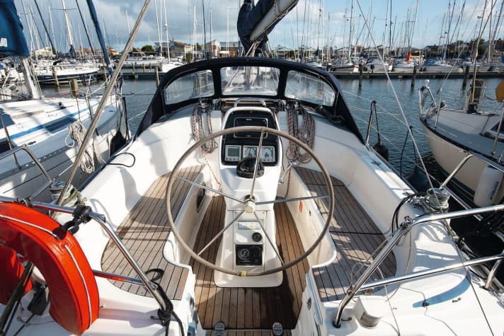   Ce qui est super pour la salle d'eau semble déplacé pour la colonne de direction : le même modèle que sur des modèles nettement plus grands - des pièces identiques, en somme. Elle semble donc imposante et prend beaucoup de place dans le cockpit.