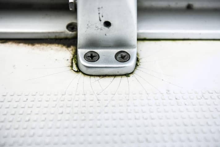   Schadhaft: Die Risse im Gelcoat sollten alsbald behoben werden. Die Füße sind klein, die Kräfte daher groß.