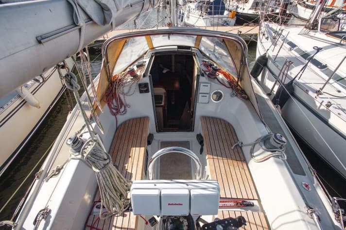   La colonne de direction semble mal placée dans un cockpit par ailleurs de bonne qualité, avec peu de place derrière elle. Il y a de la place sur la coque pour des winchs plus grands lorsqu'il faut les remplacer. Le teck est souvent usé