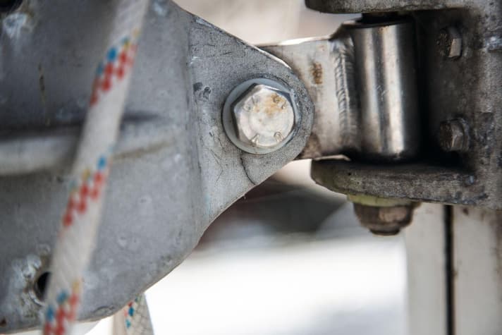   Strappato: La chiesuola è difettosa. L'attrezzatura è stata realizzata per Dehler. I pezzi di ricambio sono ancora disponibili.