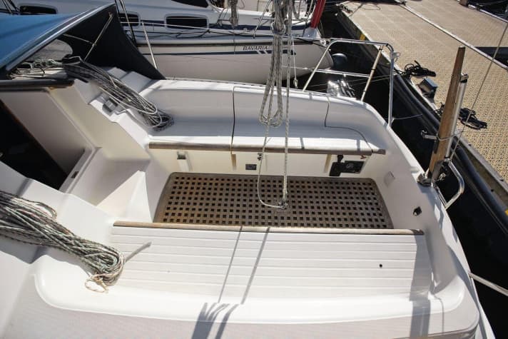   This cockpit is a great place to spend time. The mainsheet is relegated to the railing with a snap shackle, creating a beautiful living space that is also ideal for a cake stand. The ergonomics are perfect throughout.