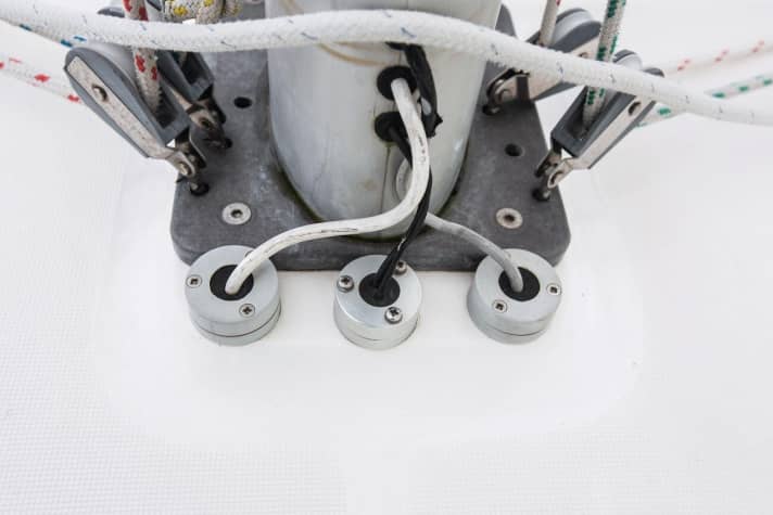   Fonte : à nouveau un pied de mât en fonte d'aluminium. Attention aux fissures. Le remplacement serait une pièce fraisée (coûteuse).