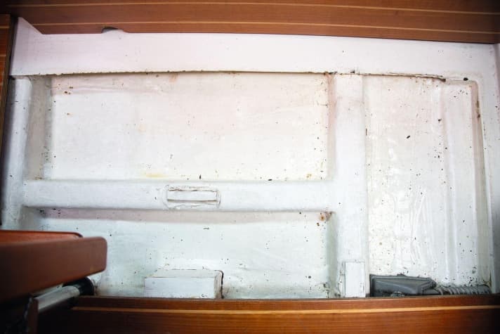   Backbone: Must be without cracks in the laminate and free of rust marks: the galvanised steel strongback.