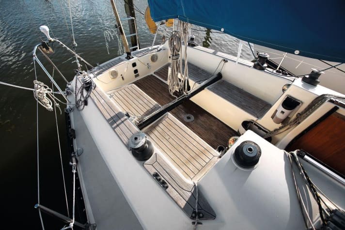   Space for four: pit in front, genoa behind, then helmsman and afterguard with backstays - a lot of lines come together. You have to understand and like that. It hardly works solo.