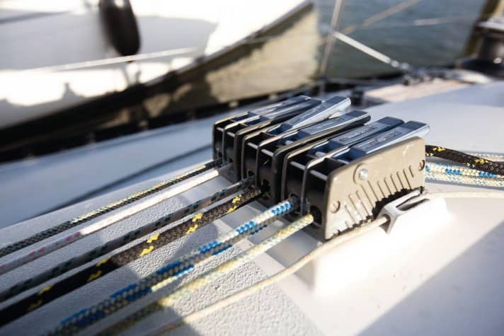   Das Decksequipment ist durch. Neue Blöcke, Stopper, Winschen und Leinen kosten 10 000 Euro.