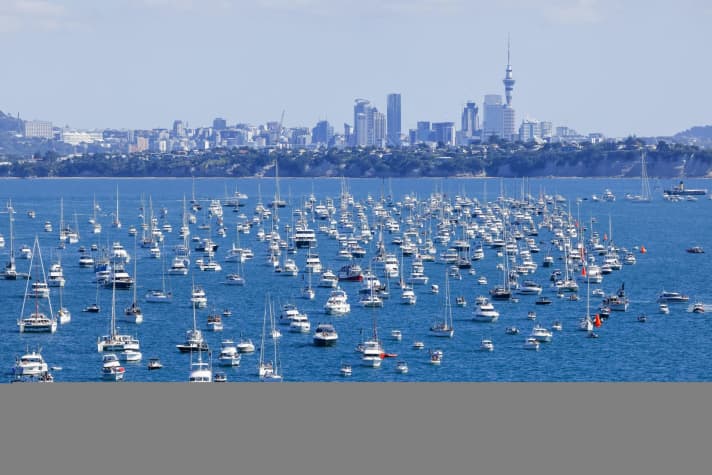   Si tratta di un nuovo record anche per la "città delle vele" Auckland: un totale di circa 1600 imbarcazioni ha costeggiato il percorso della Coppa sabato. Il timoniere di "Luna Rossa" Jimmy Spithill ha dichiarato: "È un'opportunità incredibile e un grande privilegio poter navigare qui davanti a questo scenario di quasi 2000 barche. In Italia, la gente è in isolamento". Studio Borlenghi