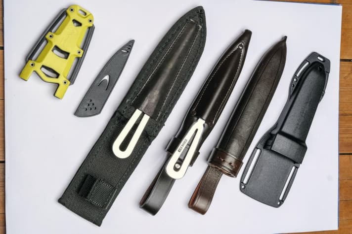 Gut geschützt: Um bei Nichtgebrauch nicht zu verletzen, sind die Test-Messer mit feststehender Klinge mit einer Schutzhülle versehen