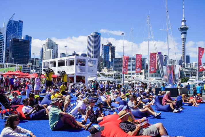   In precedenza era stato possibile organizzare senza problemi il festival dei tifosi nel porto di Auckland. Dopo che sono stati resi noti i nuovi casi Covid, le prossime partite sono state rinviate per il momento e l'accesso al Race Village è stato vietato.