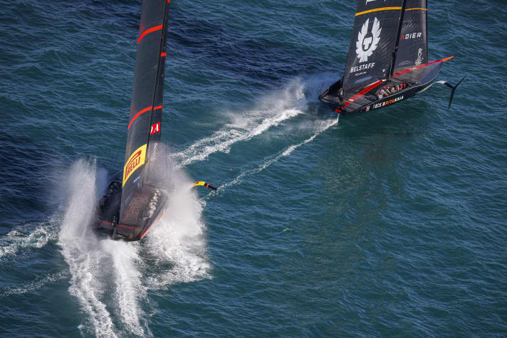   An unusual picture in this final: "Britannia" in front of "Luna Rossa" Studio Borlenghi