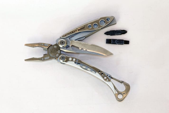 The Leatherman Skeletool e.g. <a href="https://www.awin1.com/cread.php?awinmid=12557&awinaffid=471469&clickref=Y+Leatherman+Skeletool&ued=https%3A%2F%2Fwww.bergzeit.de%2Fp%2Fleatherman-skeletool-multitool%2F5016359%2F" target="_blank" rel="noopener noreferrer nofollow">available here</a>*