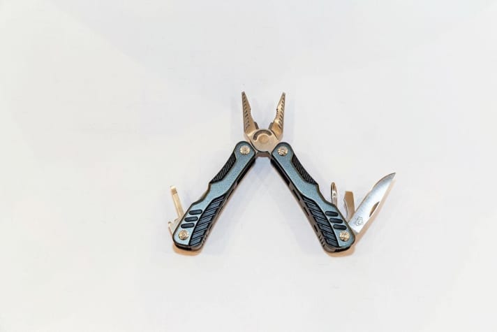 Il Puma Tec Multitool ad esempio <a href="https://www.awin1.com/cread.php?awinmid=14424&awinaffid=471469&clickref=Y+Puma+Tec+Multitool&ued=https%3A%2F%2Fwww.doorout.com%2FPUMA-TEC-Puma-TEC-Multitool-Taschenmesser-schwarz.html%3Fpartner%3Daffili_net" target="_blank" rel="noopener noreferrer nofollow">disponibile qui</a> *