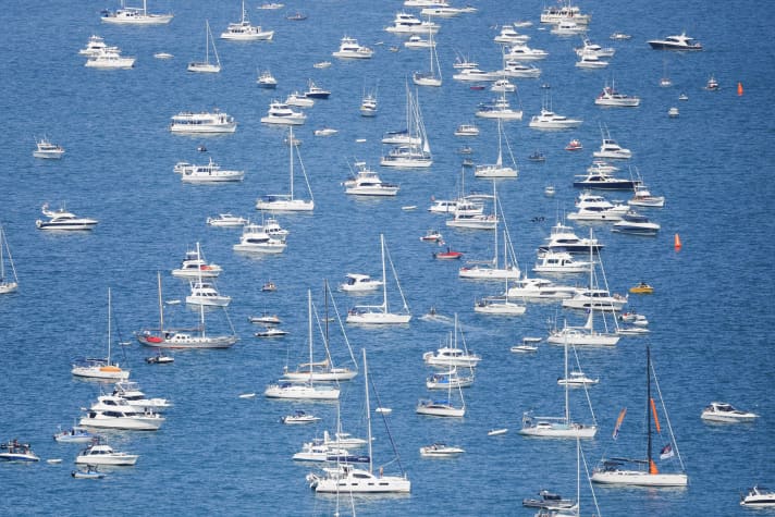   Un rêve du point de vue européen : seulement une petite partie de l'énorme flotte de spectateurs lors de cette journée d'été de rêve dans la zone de la Cup au large d'Auckland Studio Borlenghi