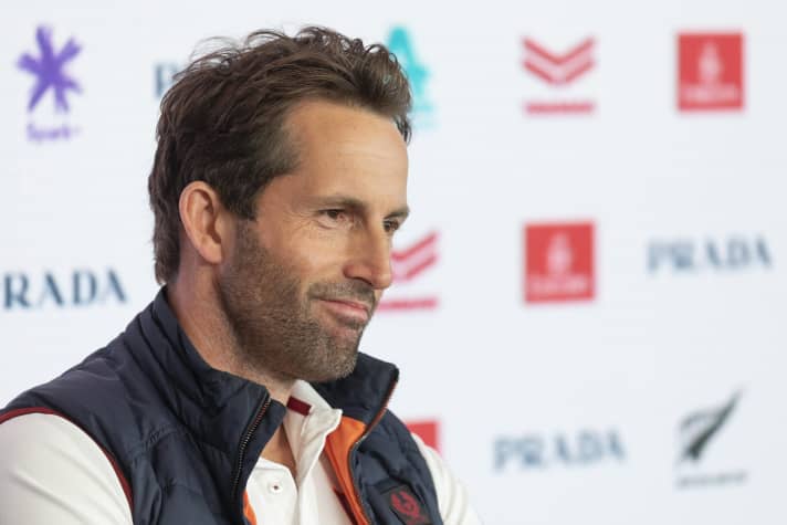   Lo skipper Ainslie non ha potuto o voluto promettere una continuazione della storia del suo team britannico in Coppa America subito dopo la finale. Ma di certo ha trasmesso la speranza che ciò avvenga... Studio Borlenghi
