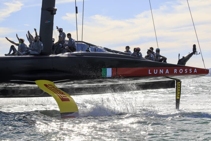   Ritorno in porto: i vincitori della Coppa Prada a bordo della veloce "Luna Rossa" Studio Borlenghi