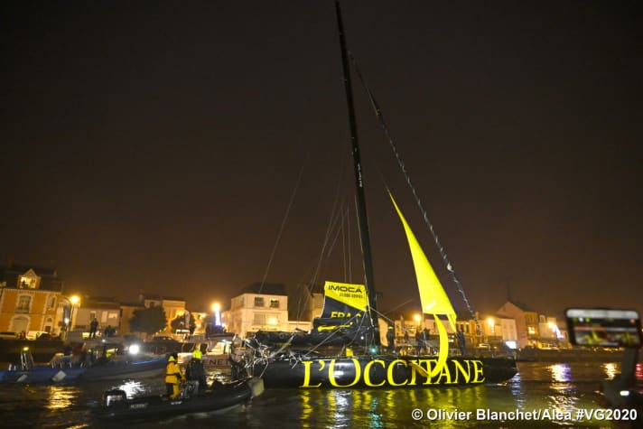  Lo skipper de "L'Occitane en Provence" Armel Tripon arriva a Les Sables-d'Olonne dopo aver completato la circumnavigazione del globo in solitaria