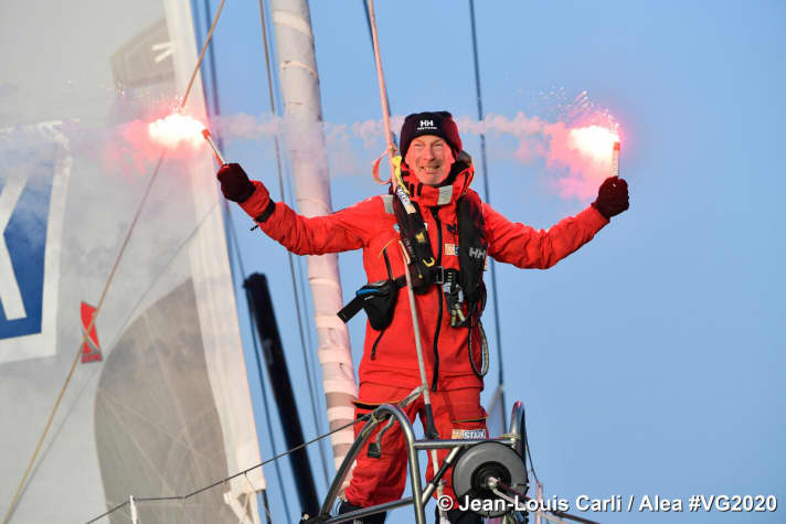   Ari Huusela avec les traditionnelles bengales Vendée-Globe à l'arrivée Stark | #VG2020
