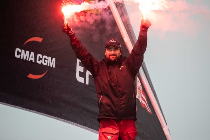   Un uomo, due bengala: Boris Herrmann risplende