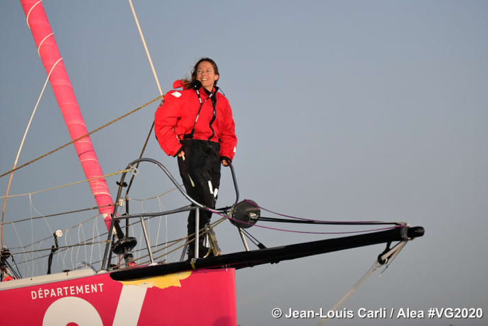   Alexia Barrier sul ponte di prua del suo "TSE - 4MyPlanet" di 23 anni.