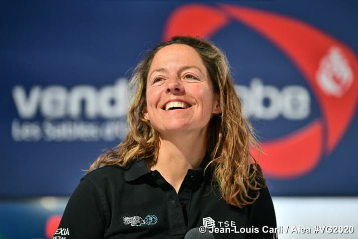   Felicità sfrenata per la première completata: Alexia Barrier alla conferenza stampa dopo l'arrivo a Les Sables-d'Olonne