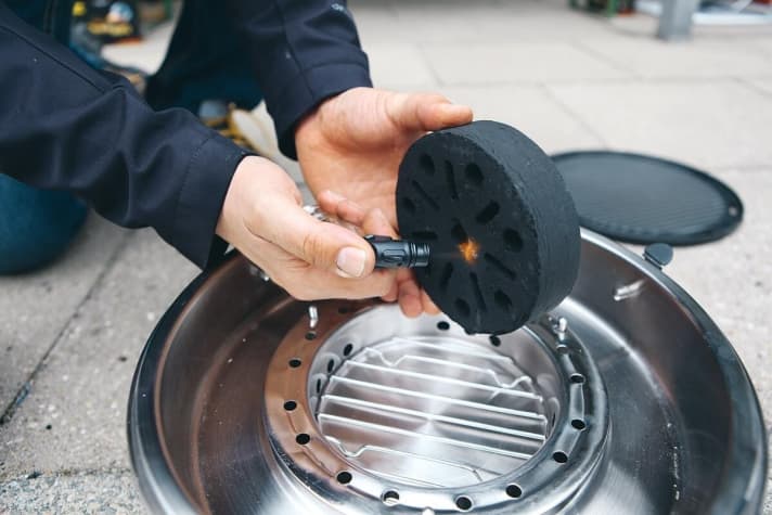 Il fonctionne aussi à bord, quand c'est permis : à l'extérieur, le barbecue Cobb ne chauffe pas.