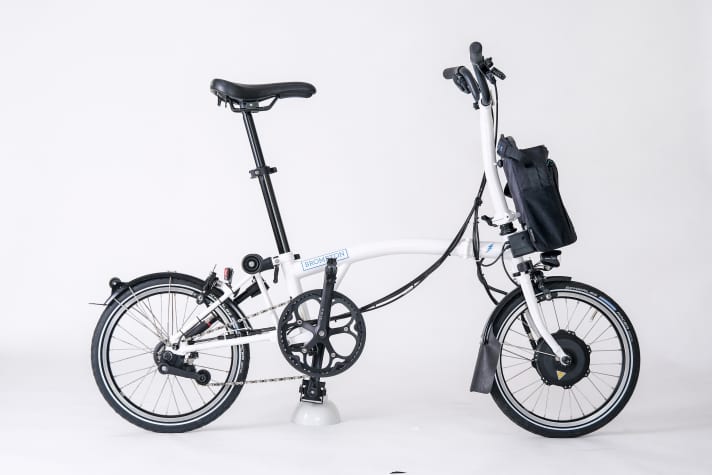   Le Brompton est depuis des années l'étalon-or en matière de dimensions de rangement. La propulsion électrique a été rajoutée. Dimensions pliées : 59 x 32,5 x 61,5 cm. Poids : 17 kg. Prix 3.495 euros
