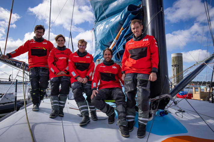   "LinkedOut"-Skipper Thomas Ruyant (r.) und sein Team für das Ocean Race Europe, dem auch die neue Weltrekordhalterin für die schnellste Solo-Weltumsegelung angehört: Clarisse Crémer greift nun im Team an. Sie sagte vor dem Rennstart: "Nach der Vendée Globe gab es etwa drei Monate, in denen ich mich etwas verloren fühlte. Aber jetzt habe ich wieder genügend Energie für ein Boot wie dieses."