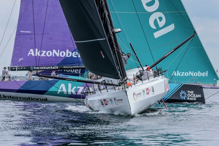   Saturday's launch scene: The German Imoca "Einstein" and the Dutch VO65 yacht "AkzoNobel" with skipper Chris Nicholson at a glance. Here Boris Herrmann's co-skipper Will Harris is on board as navigator