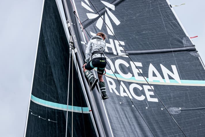   Einige Teams hatten in den leichten Start-Bedingungen "Windspotter" in den Mast gezogen