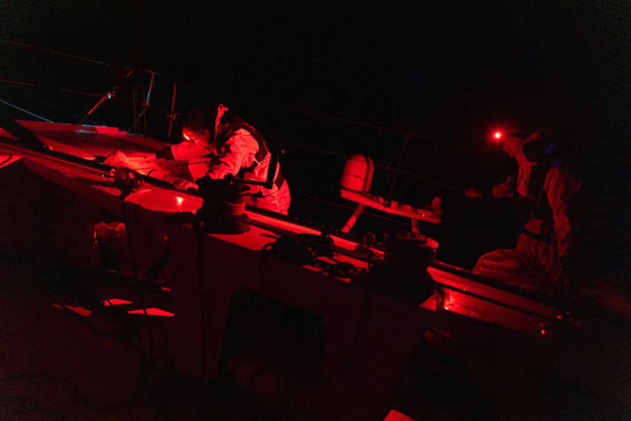   Le photographe Felix Diemer a capturé la scène nocturne à bord de l'Imoca allemand "Einstein".