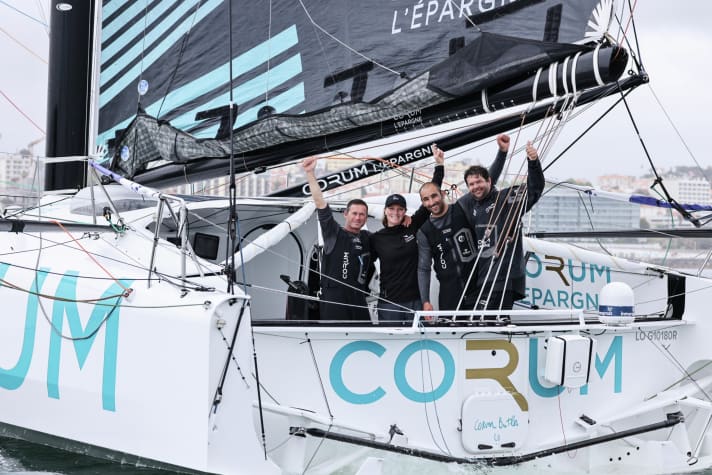   Die Auftaktsieger in der Imoca-Klasse: das Team um Skipper Nicolas Troussel auf "Corum L'Épargne"